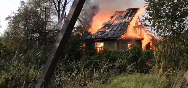 В Острове пламя от горящего дома перекинулось на соседние здания