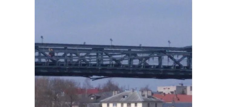Островичи приняли разрыв кабельных муфт за пролом в цепном мосту