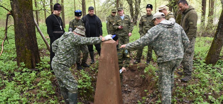 Заброшенный обелиск на стыке Псковского и Островского районов восстановили добровольцы