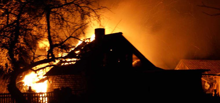 Жилой дом горел в островской деревне Заньково
