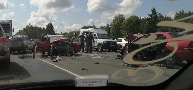 Три автомобиля столкнулись в Островском районе,  погиб человек