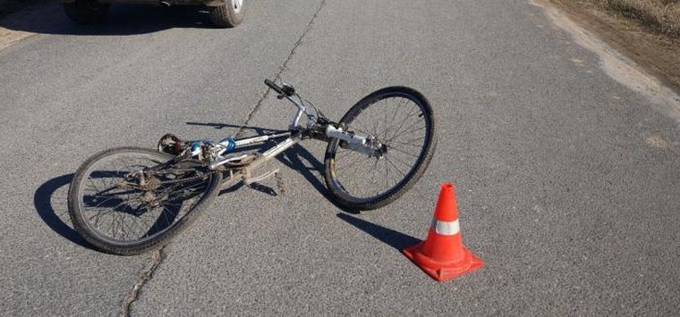 Пожилой велосипедист столкнулся с автомобилем в Острове