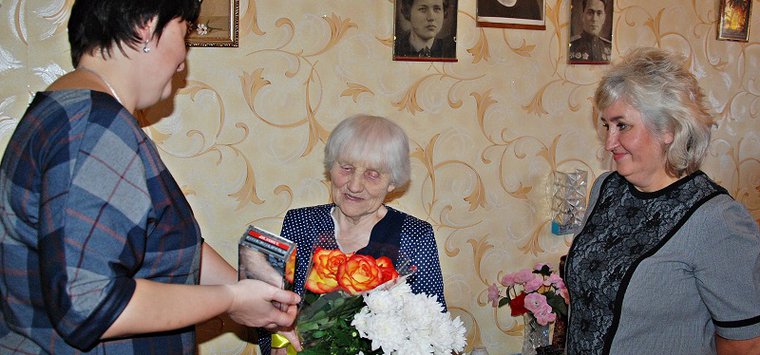 Жительница Острова получила поздравление с 95-летием от президента России