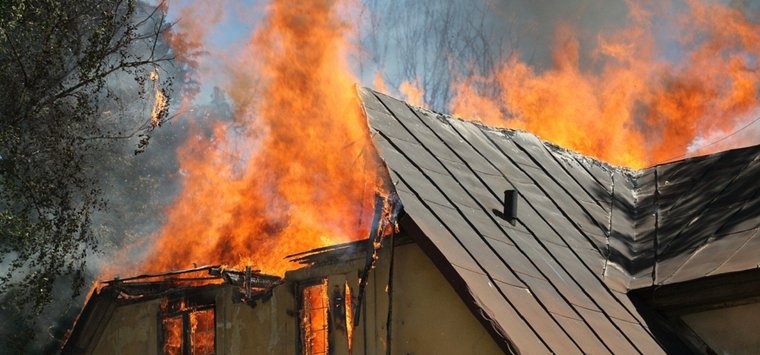 Половина дома сгорела в островской деревне Марково