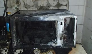 Микроволновая печь и вытяжка повреждены в результате возгорания в островской деревне Дуловка