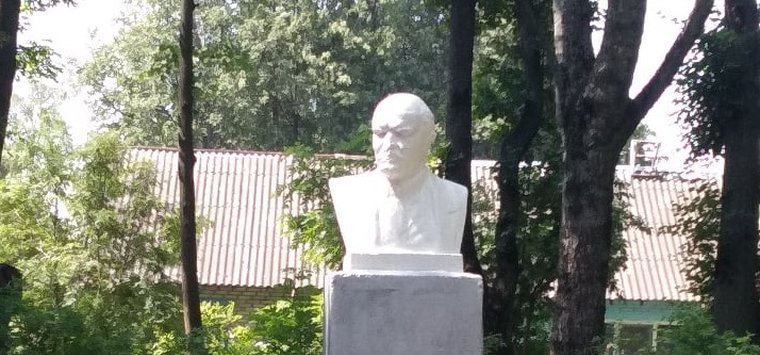 Памятник Ленину привели в порядок в Острове