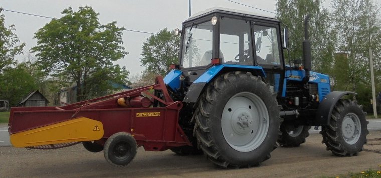 Новый трактор и картофелекопалка появились в колонии в Крюках