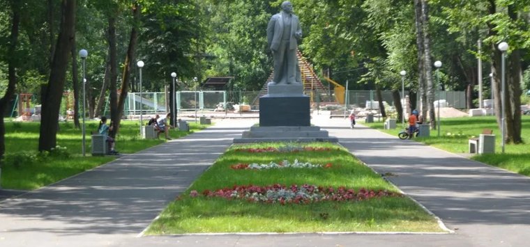 ФОТОФАКТ: Памятник Ленину вместо скамейки