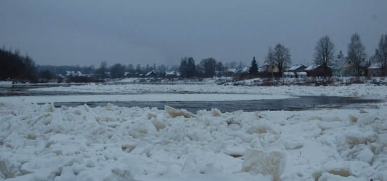 Спасатели уменьшили ледяной зажор на реке Великой в Островском районе