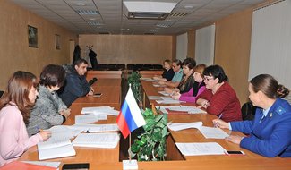 Жёсткий разговор с неплательщиками налогов состоялся в администрации Островского района