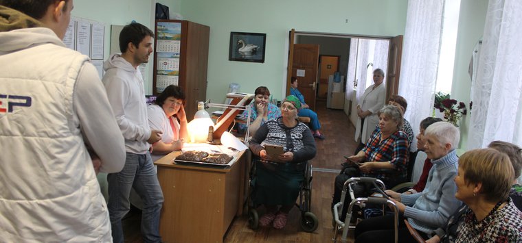 Островская молодежь посетила Воронцовский дом-интернат для престарелых