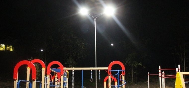 После жалобы в соцсетях в Острове установили фонари на детской площадке