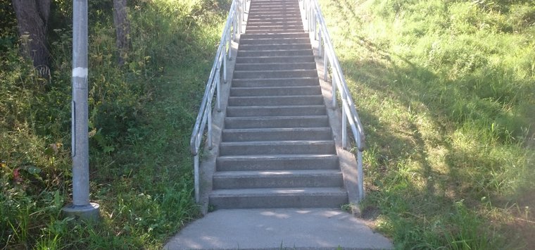 Лестница без перил для спуска с мостов не устроила островичей