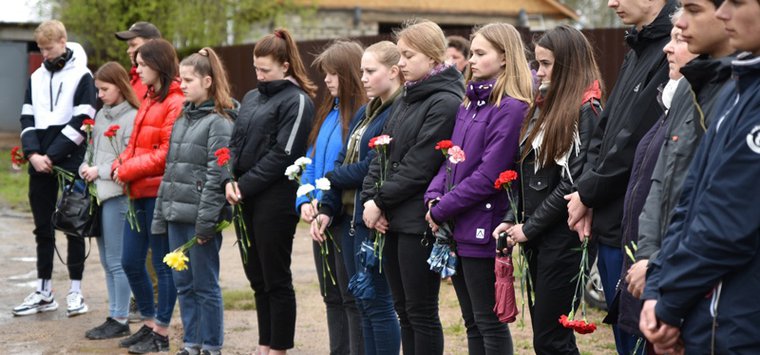 У памятного креста в деревне Грызавино почтили память жертв фашизма