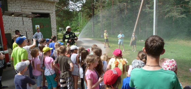 День безопасности провели энергетики и пожарные для отдыхающих в Островском районе детей