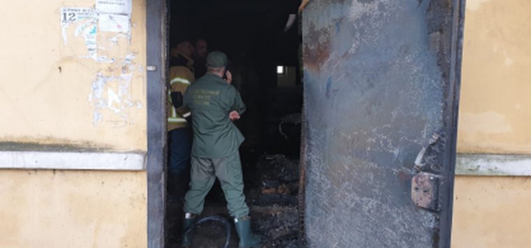 По факту обнаружения на месте пожара в Острове четырех погибших проводится доследственная проверка