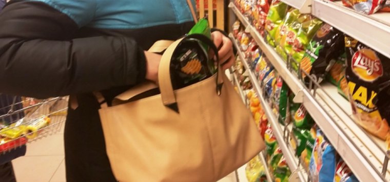 Продукты на 5 тысяч рублей украла женщина из магазина в Острове