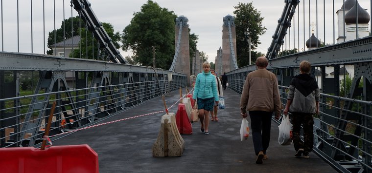 В Острове после реставрации будет освещена пешеходная зона мостов