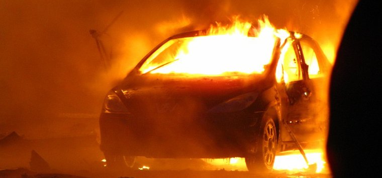 Гараж и автомобиль сгорели в деревне Карпово