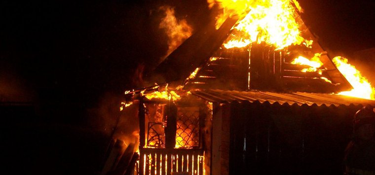 Дом сгорел из-за неосторожности в островской деревне Крюки