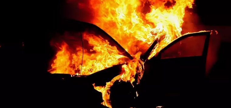BMW загорелся в Островском районе из-за короткого замыкания