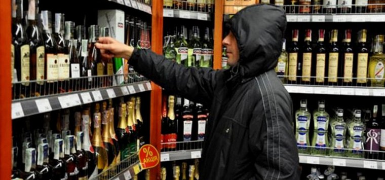 Острович попытался украсть спиртное из магазина 31 декабря