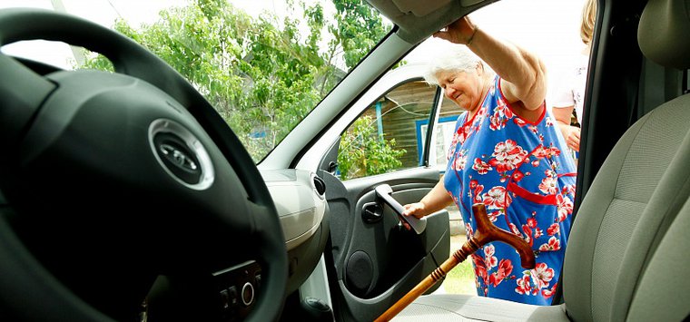 Островский район получит спецавтомобиль для доставки пожилых людей  к врачам