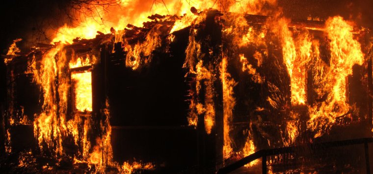 Дом сгорел в островской деревне Беляево