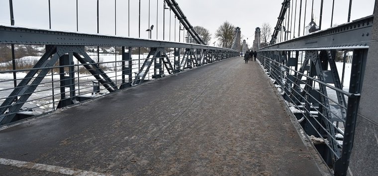 Цепные мосты в Острове очистили от снега и наледи