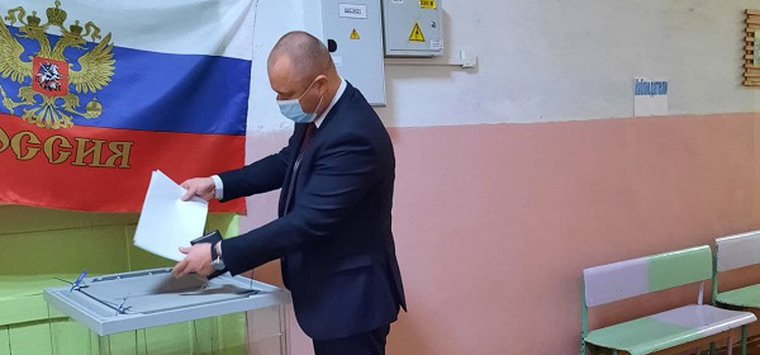 Глава Островского района одним из первых посетил свой избирательный участок
