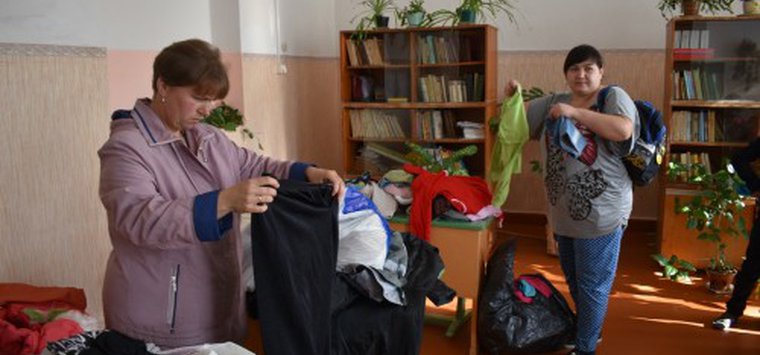 Одежду и игрушки получили нуждающиеся семьи в Островском районе