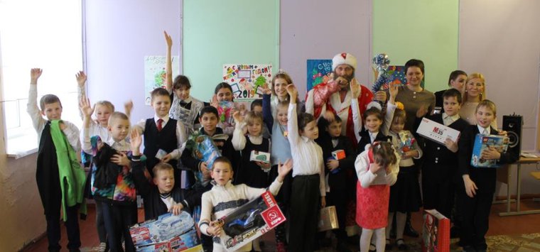 Подарки от Деда Мороза получили 28 детей из Островской коррекционной школы