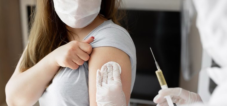 Выходные предлагают предоставлять вакцинируемым от COVID-19 в Псковской области