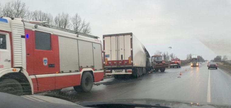 Фура врезалась в грейдер на трассе в Островском районе