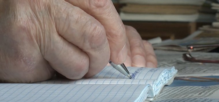 Освобождавший город Остров ветеран написал книгу о войне