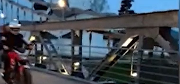 По отреставрированным мостам в Острове ездят мотоциклисты