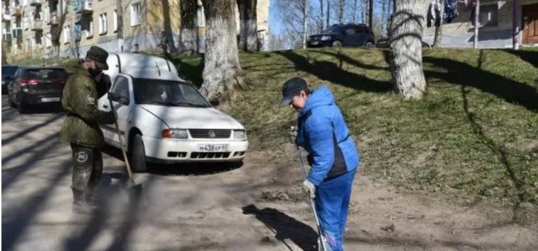 Субботник с участием военнослужащих прошел в Острове-3