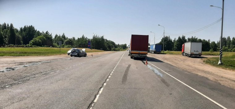 Фура врезалась в автомобиль петербуржцев в Островском районе