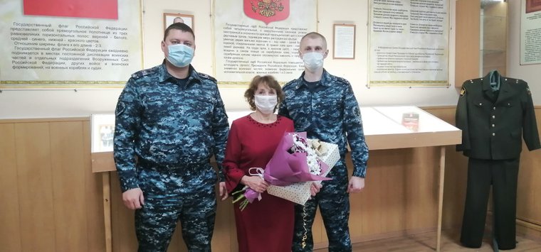 В островской колонии проводили на пенсию одного из старейших сотрудников