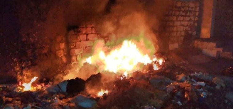 Мусор загорелся в заброшенном здании в Острове