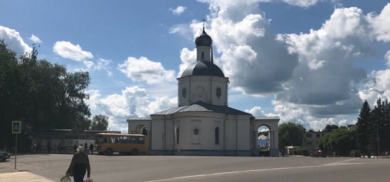 Движение по площади имени Клавдии Назаровой ограничат в Острове 3 августа