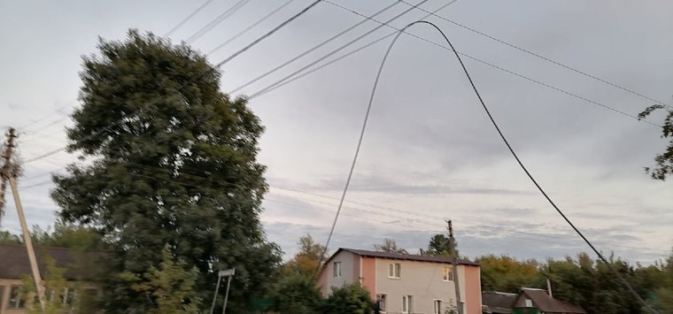 Электропровод под напряжением убрали с дороги в Острове