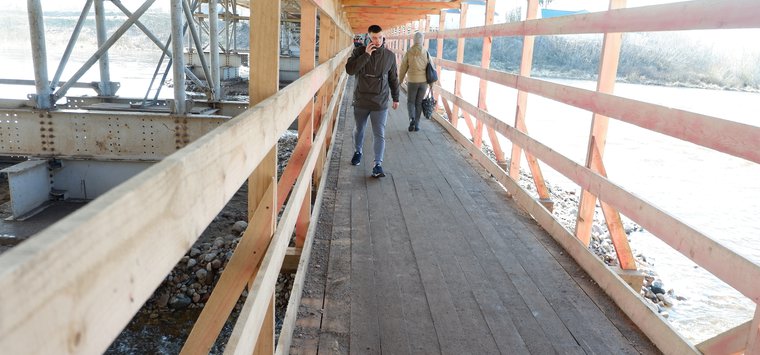 В Острове укрепили пешеходное сооружение рядом с цепным мостом