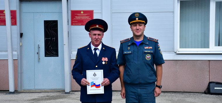 Сотрудник ИК-2 получил грамоту МЧС за спасение людей при пожаре