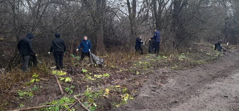 Островичи убрали мусор в санитарной зоне полигона