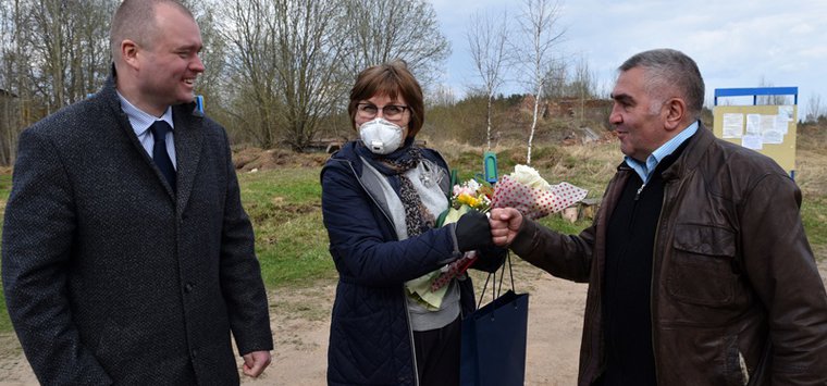 Памятную медаль за любовь вручили семье в Островском районе