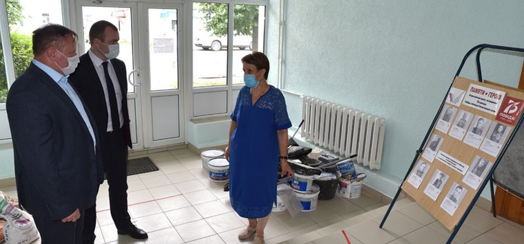 Главный федеральный инспектор по Псковской области оценил качество ремонта островской библиотеки