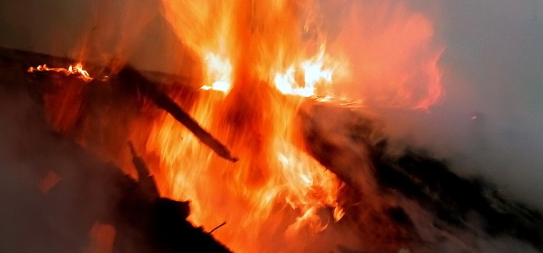 В Острове нарушение правил безопасности привело к пожару в бане