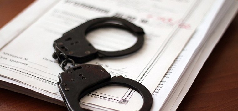 На разрисовавших здание администрации в Острове вандалов завели уголовное дело