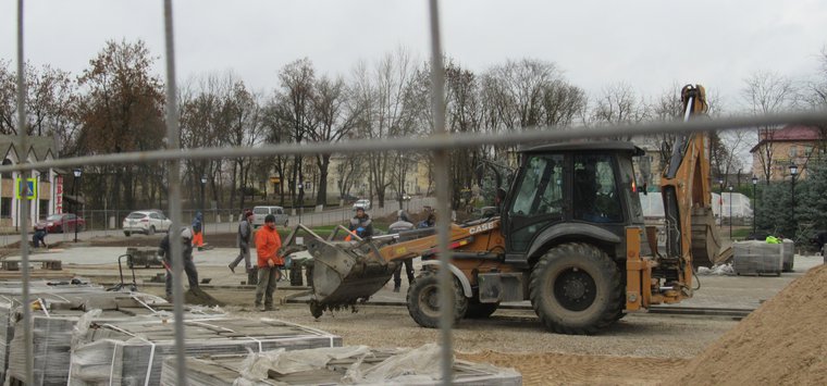 Брусчатку укладывают на центральной площади Острова